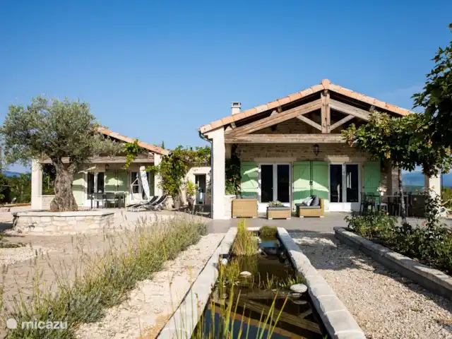 Pierre de Jourdan 8 personnes | France, Ardèche, Grospierres - villa Domaine. Avec la villa pour 8 personnes sur la droite.