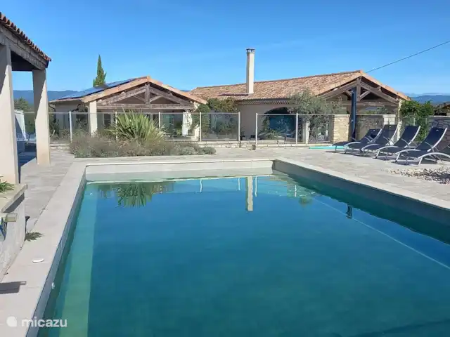 Pierre de Jourdan 8 personnes | France, Ardèche, Grospierres - villa Piscine avec pool house et douche extérieure et transats.
