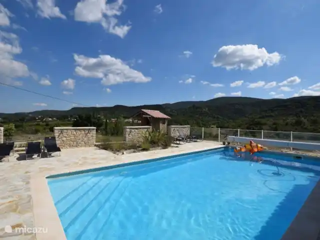 Pierre de Jourdan 8 personnes | France, Ardèche, Grospierres - villa Piscine chauffée 5x10 mètres.