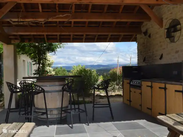 Pierre de Jourdan 8 personnes | France, Ardèche, Grospierres - villa Cuisine extérieure avec de superbes vues.