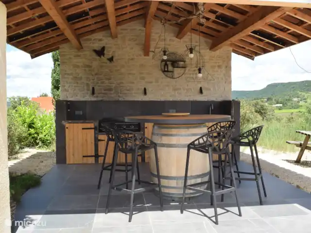 Pierre de Jourdan 8 personnes | France, Ardèche, Grospierres - villa La cuisine extérieure est un endroit idéal pour l’apéritif.