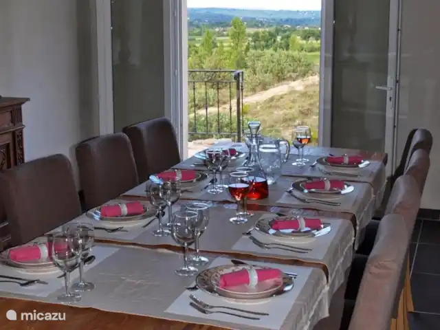 Pierre de Jourdan 8 personnes | France, Ardèche, Grospierres - villa Table à manger à l'intérieur.