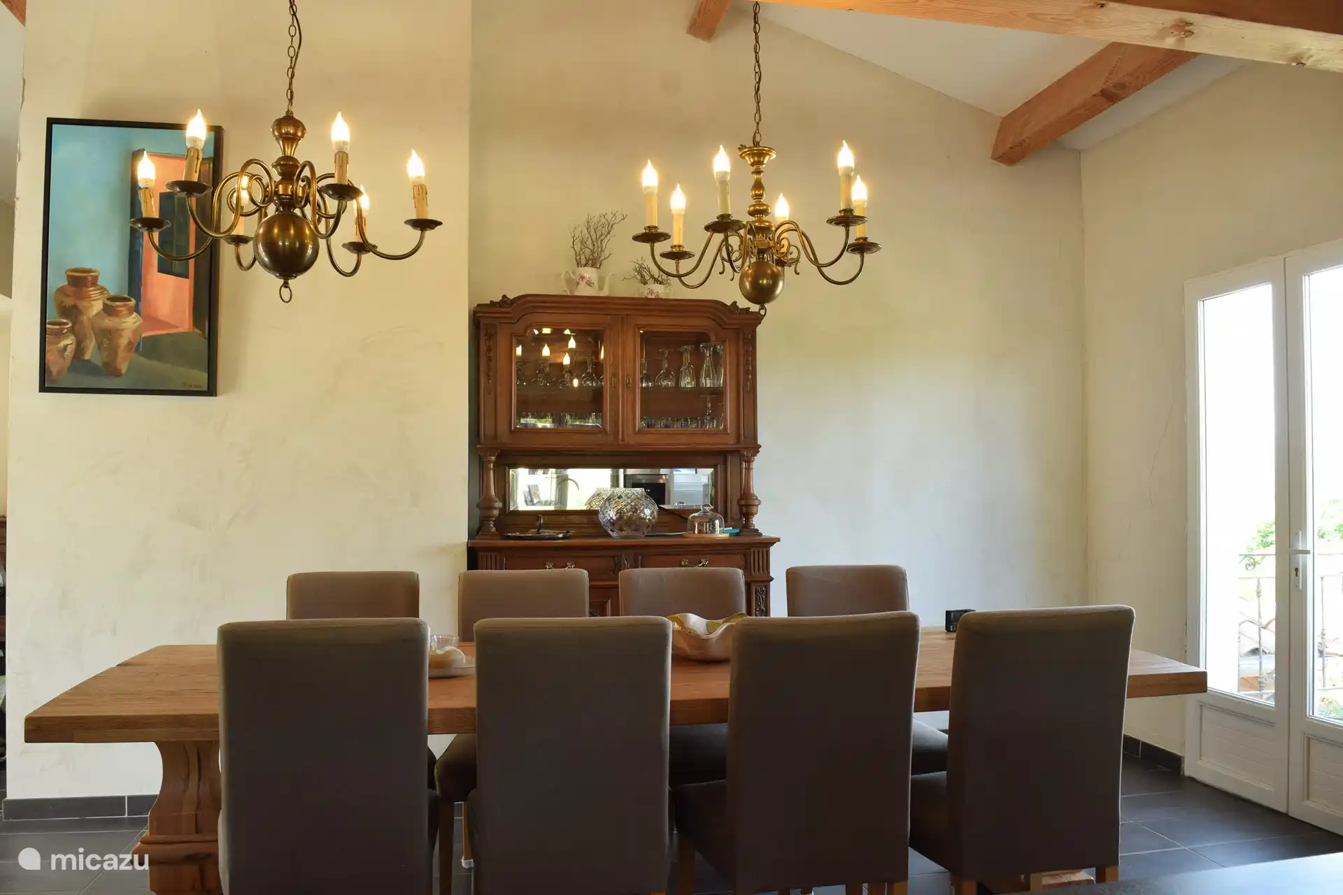 La salle à manger à l’intérieur.