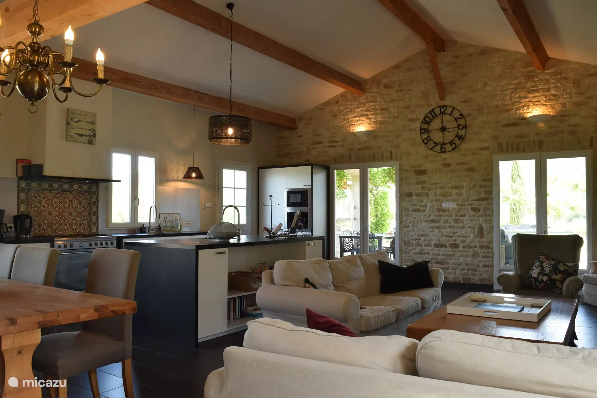 Le salon avec cuisine ouverte.
