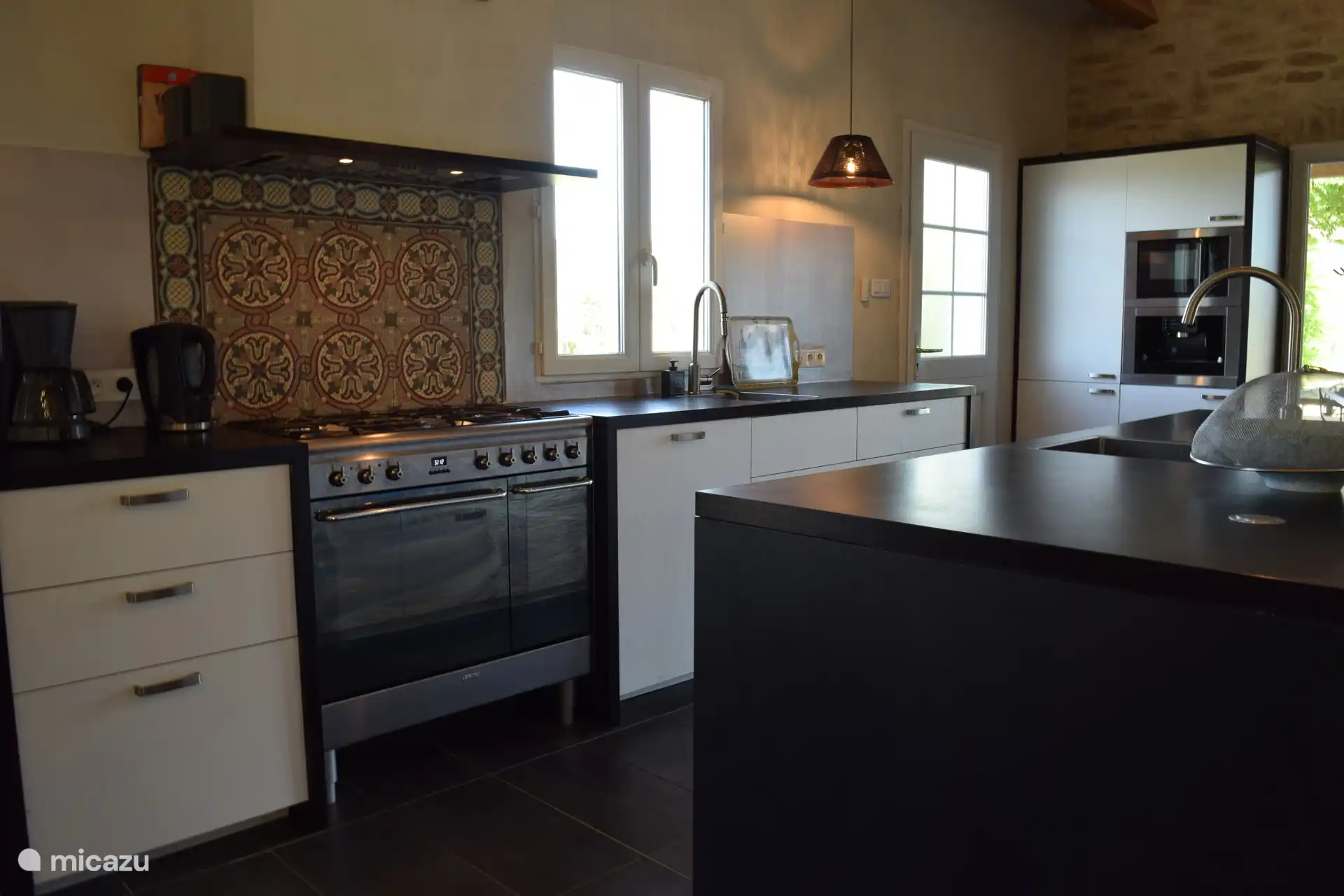 Cuisine entièrement équipée avec 2 fours, lave-vaisselle, 3 réfrigérateurs, micro-ondes, machine à café filtre et machine à expresso intégrée.