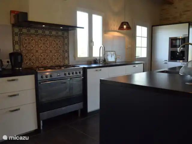 Pierre de Jourdan 8 personnes | France, Ardèche, Grospierres - villa Cuisine entièrement équipée avec 2 fours, lave-vaisselle, 3 réfrigérateurs, micro-ondes, machine à café filtre et machine à expresso intégrée.