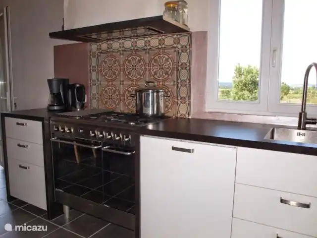 Pierre de Jourdan 8 personnes | France, Ardèche, Grospierres - villa Cuisinière à gaz avec 2 fours.