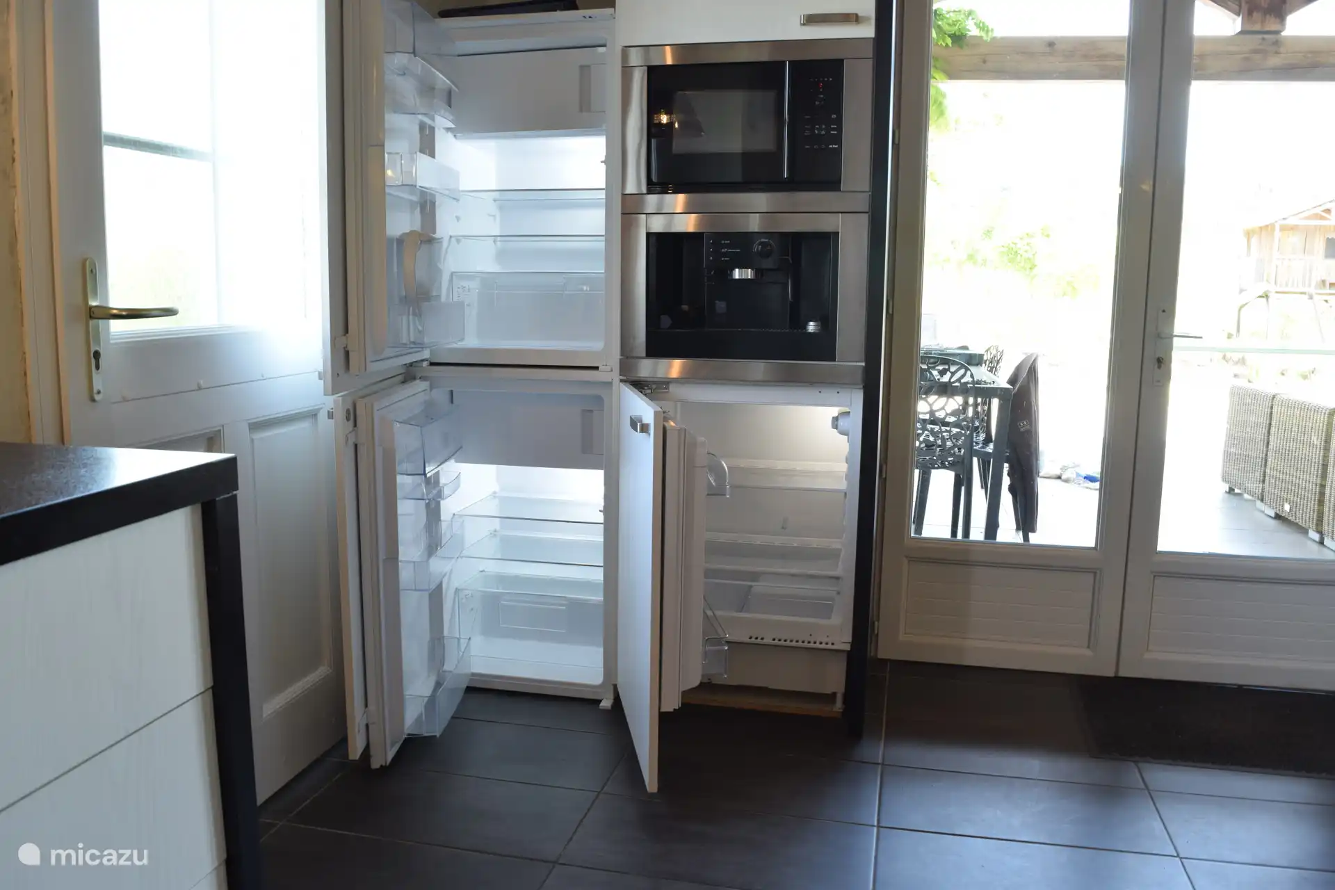 Coin cuisine avec 3 réfrigérateurs, micro-ondes et machine à expresso intégrée