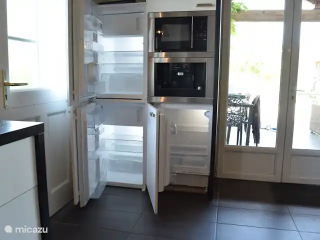 Pierre de Jourdan 8 personnes | France, Ardèche, Grospierres - villa Coin cuisine avec 3 réfrigérateurs, micro-ondes et machine à expresso intégrée