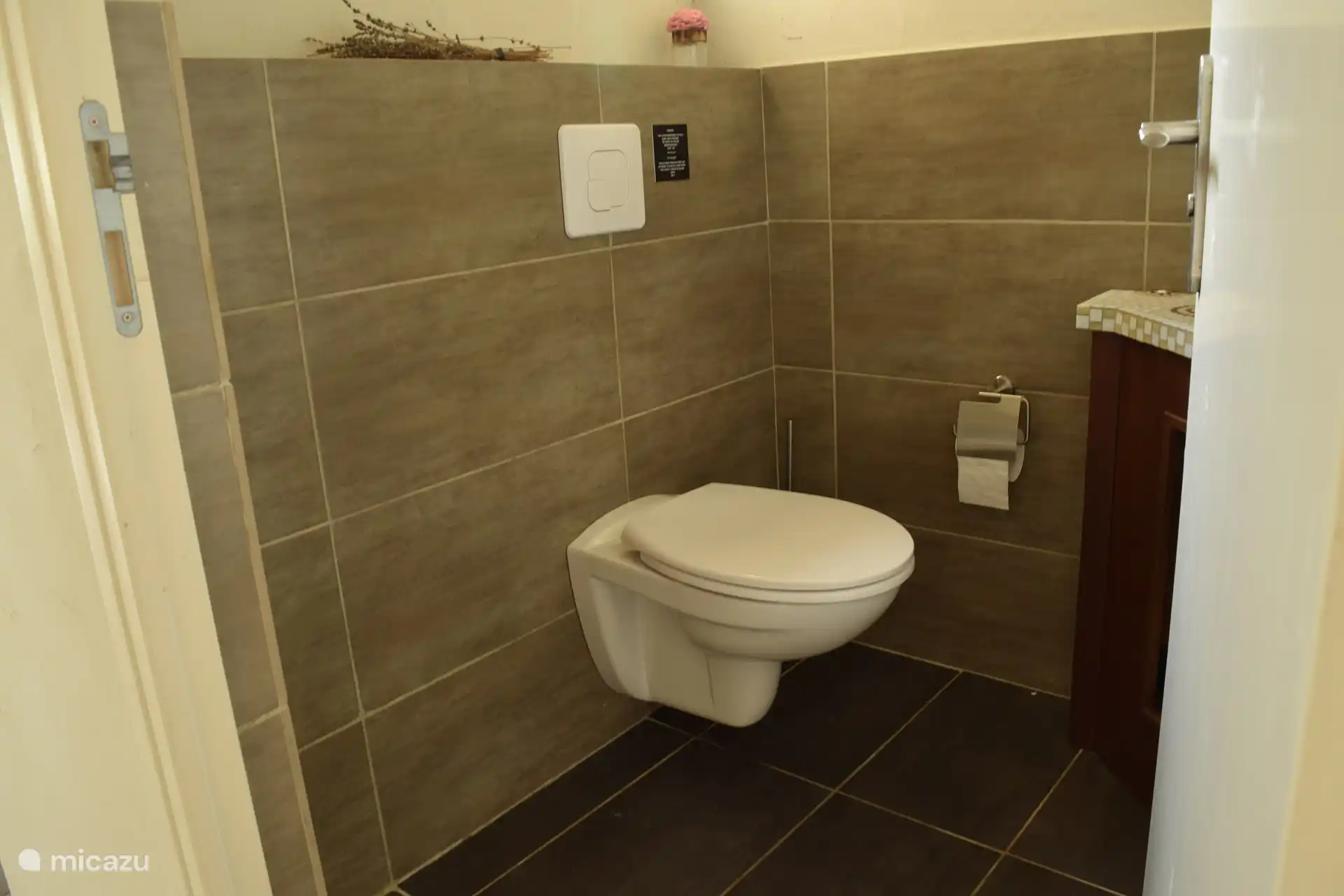 Toilettes dans le hall.