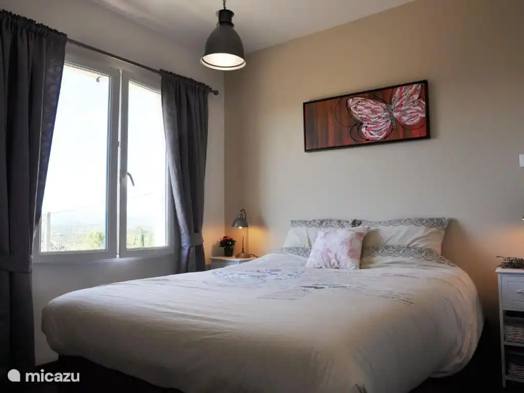 2ème chambre avec douche et lavabo en suite.