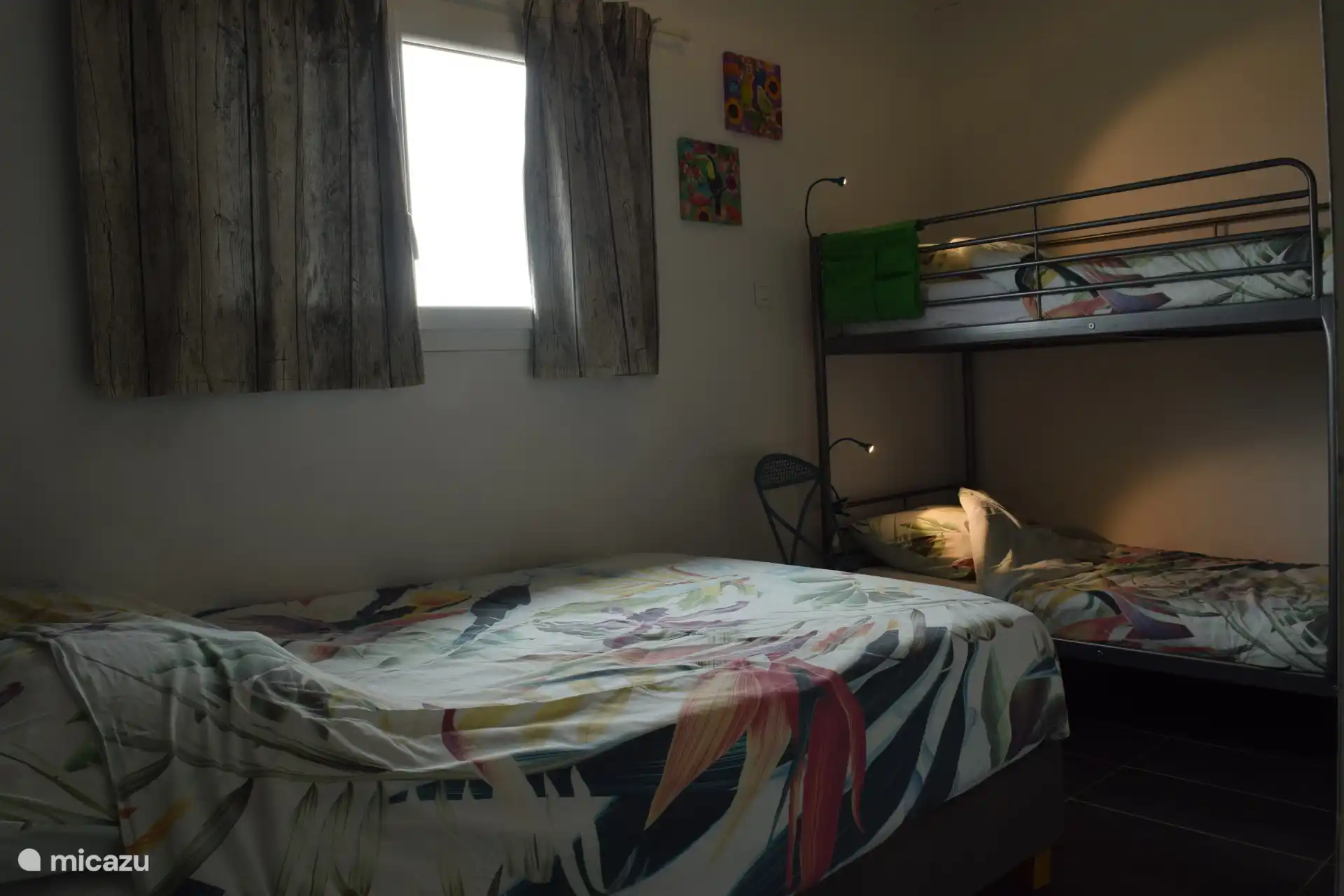 Chambre avec lit double et lits superposés.