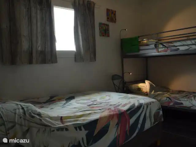 Pierre de Jourdan 8 personnes | France, Ardèche, Grospierres - villa Chambre avec lit double et lits superposés.