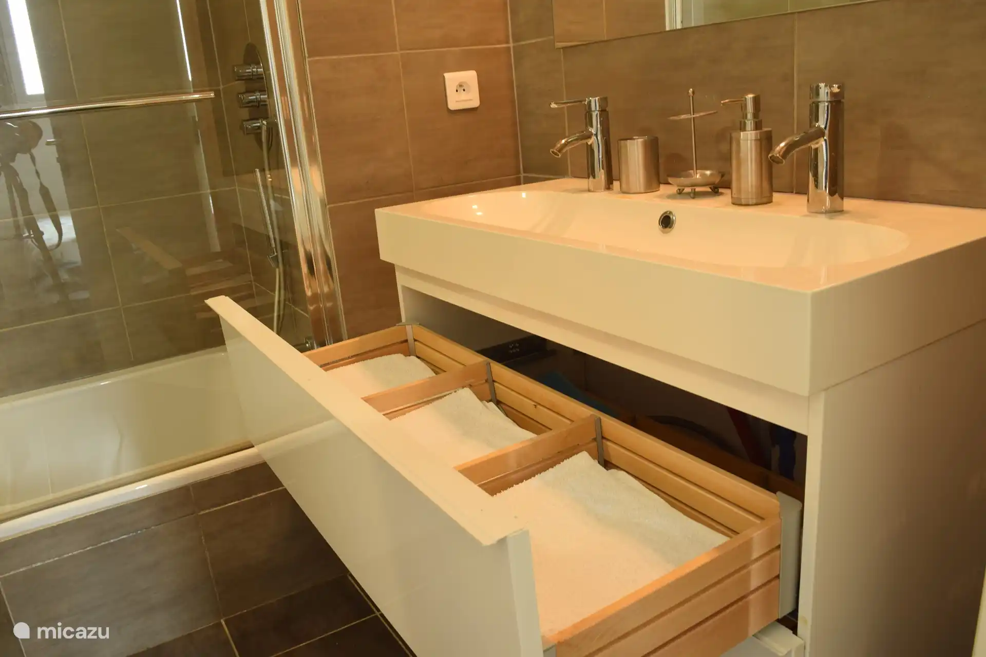 Salle de bain avec baignoire, douche et lavabo