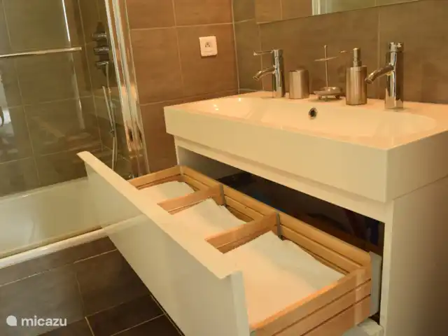 Pierre de Jourdan 8 personnes | France, Ardèche, Grospierres - villa Salle de bain avec baignoire, douche et lavabo