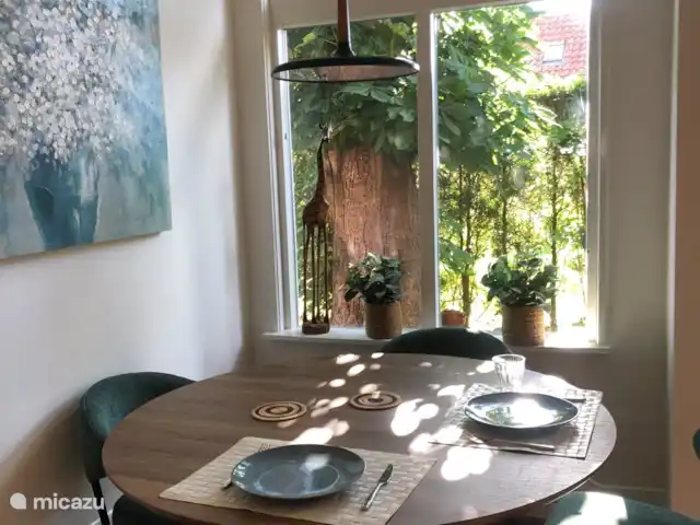 vakantiehuis huren in Nederland, Noord-Holland, Bergen – De Lijster Gezellige eethoek naast de open keuken.