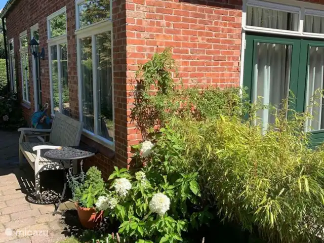 vakantiehuis huren in Nederland, Noord-Holland, Bergen – De Lijster De tuin heeft verschillende zitjes zodat je altijd een fijn plekje hebt.