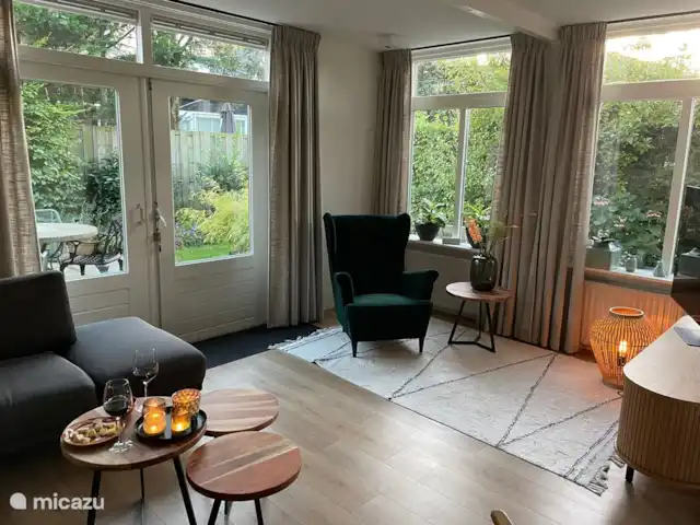 vakantiehuis huren in Nederland, Noord-Holland, Bergen – De Lijster Woonkamer met openslaande deuren naar het terras