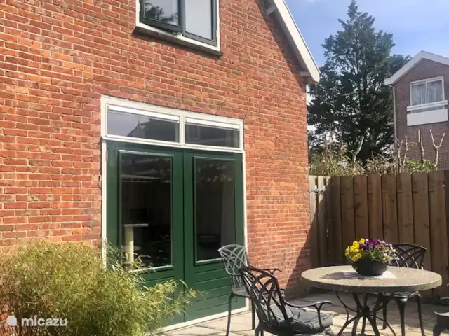 vakantiehuis huren in Nederland, Noord-Holland, Bergen – De Lijster Terras bij de openslaande deuren. Niet op deze foto: loungesetje voor de schutting waar je nog lang de zon hebt.