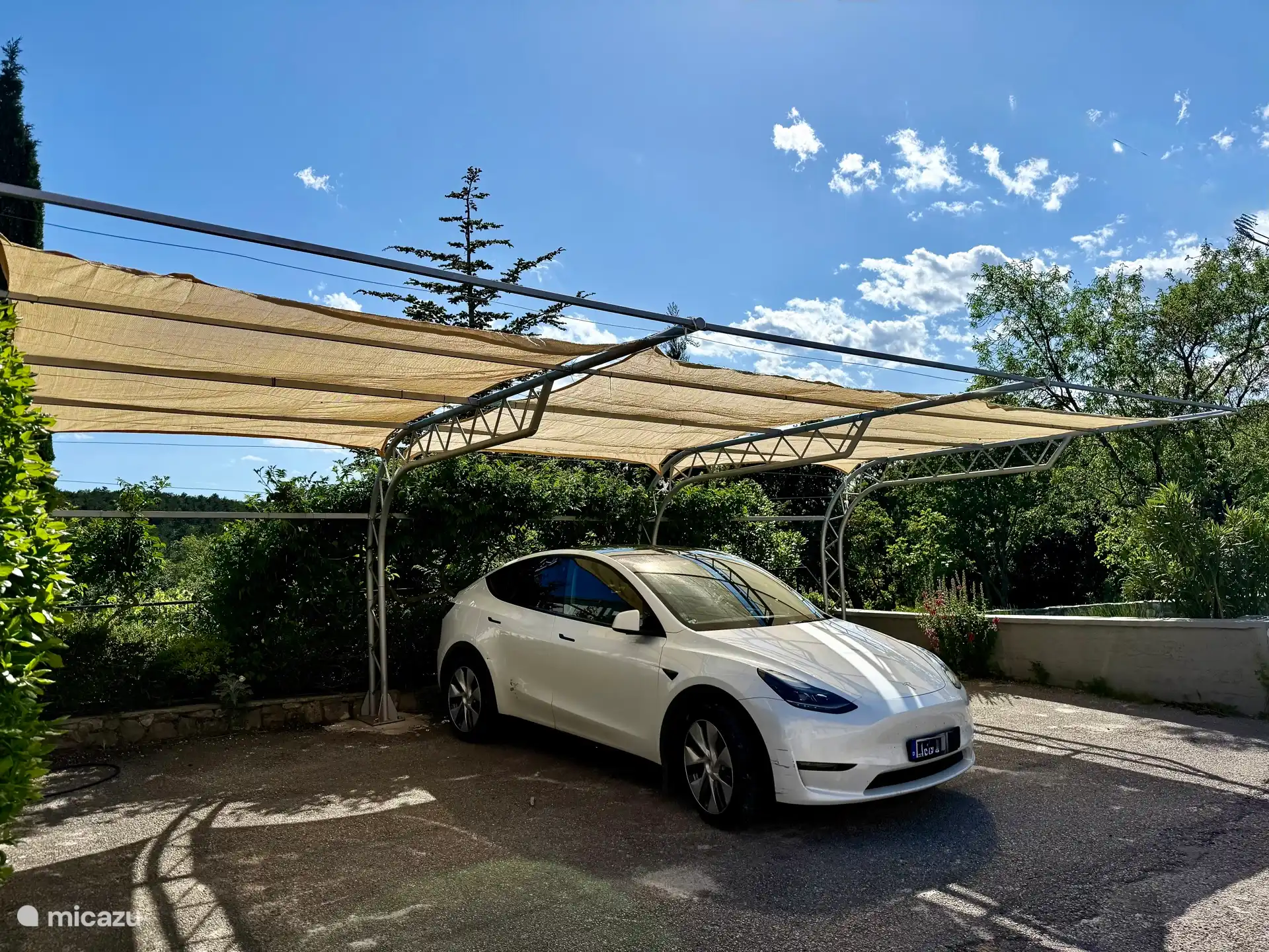 Stellplatz für 3 PKW mit E-Charger  