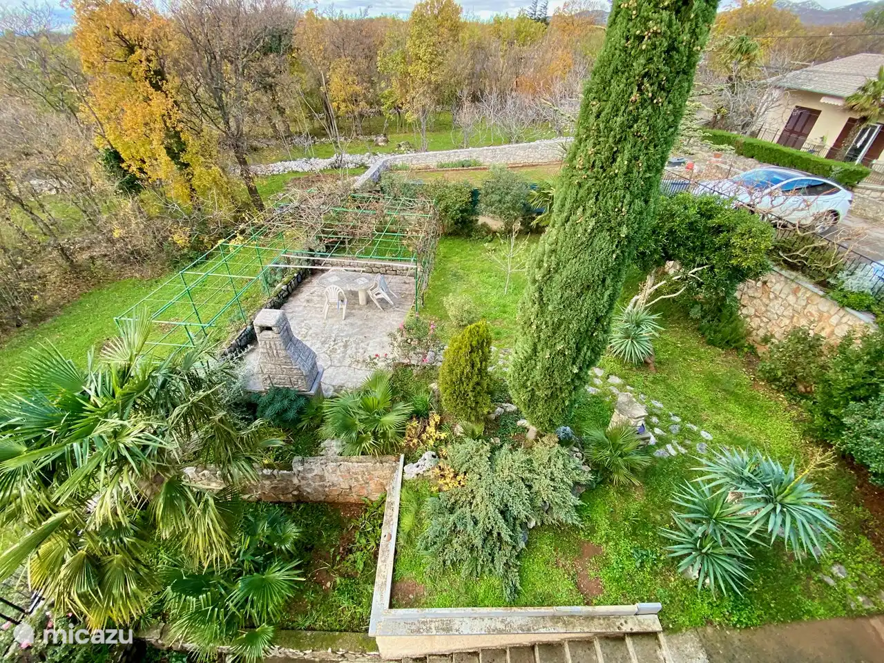 Blick auf den Grill und Privatparkplatz