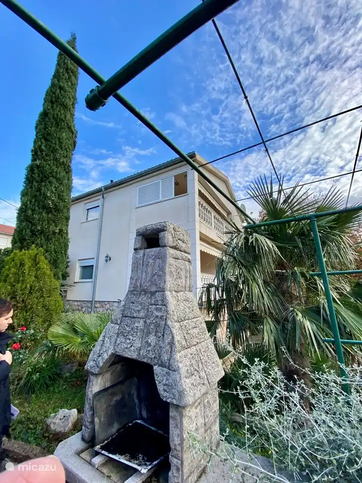 Blick auf die Villa vom Grill