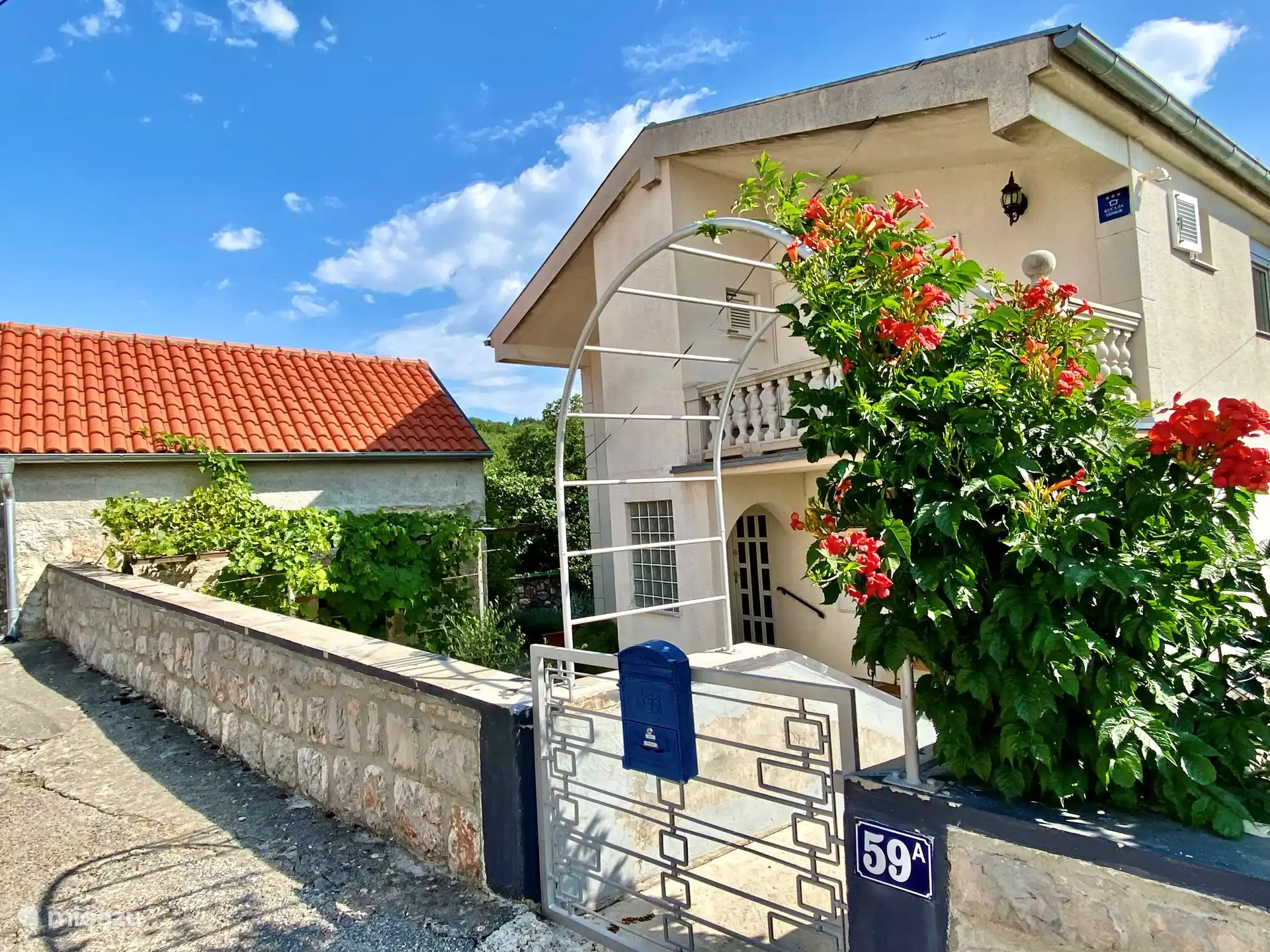 Villa Theresa von der Straße aus. Hier geht es nicht weiter.