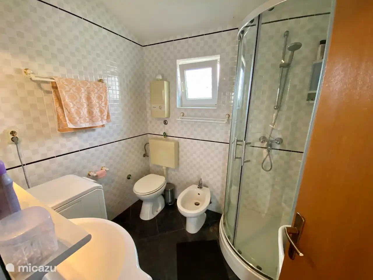 Badezimmer im 1. Stock