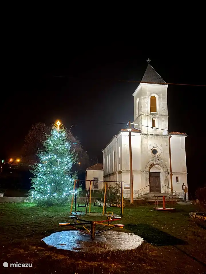 Kirche in Donji Zagon zu Weihnachten