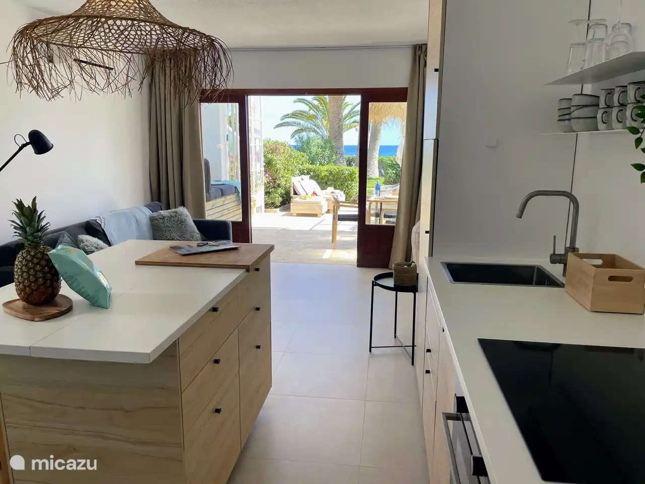 La cuisine ouverte est équipée d’un four, d’une plaque à induction, d’un grille-pain, d’une cafetière, d’un Dolce Gusto, d’une bouilloire, d’un presse-agrumes, d’un lave-vaisselle, d’un réfrigérateur avec grand compartiment congélateur et d’un lave-linge.