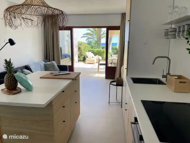 Casa Zita Playa | Espagne, Ibiza, Santa Eulalia - appartement La cuisine ouverte est équipée d’un four, d’une plaque à induction, d’un grille-pain, d’une cafetière, d’un Dolce Gusto, d’une bouilloire, d’un presse-agrumes, d’un lave-vaisselle, d’un réfrigérateur avec grand compartiment congélateur et d’un lave-linge.