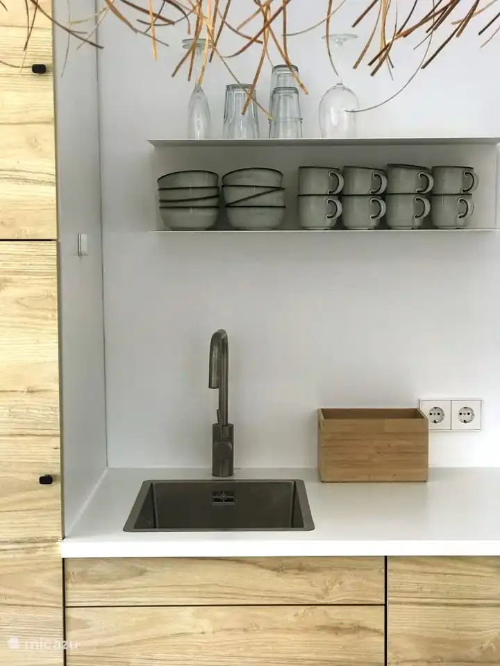 La cuisine ouverte est équipée d’un four, d’une plaque à induction, d’un grille-pain, d’une cafetière, d’un Dolce Gusto, d’une bouilloire, d’un presse-agrumes, d’un lave-vaisselle, d’un réfrigérateur avec grand compartiment congélateur et d’un lave-linge.