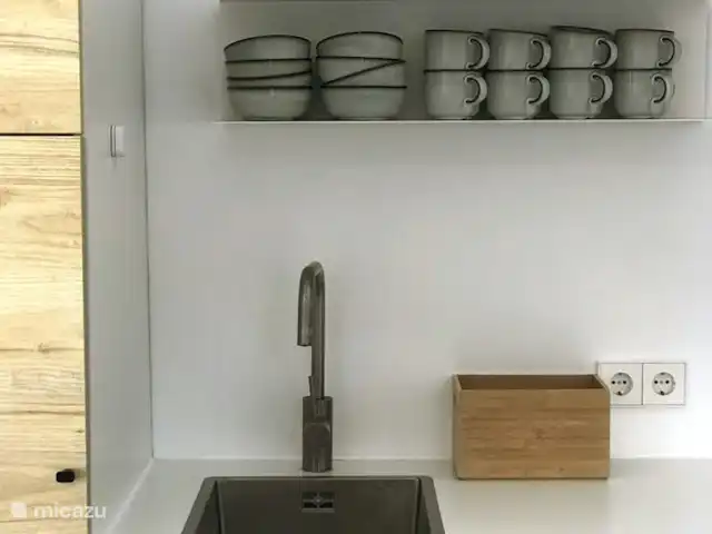 Casa Zita Playa | Espagne, Ibiza, Santa Eulalia - appartement La cuisine ouverte est équipée d’un four, d’une plaque à induction, d’un grille-pain, d’une cafetière, d’un Dolce Gusto, d’une bouilloire, d’un presse-agrumes, d’un lave-vaisselle, d’un réfrigérateur avec grand compartiment congélateur et d’un lave-linge.