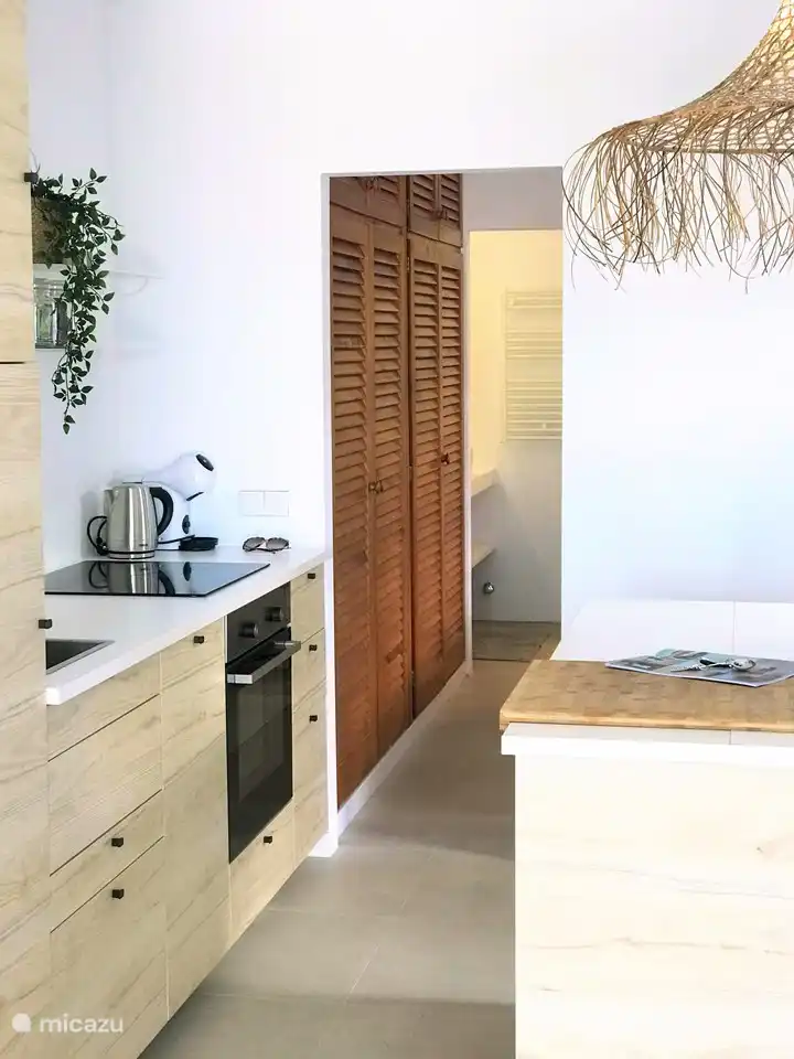 La cuisine ouverte est équipée d’un four, d’une plaque à induction, d’un grille-pain, d’une cafetière, d’un Dolce Gusto, d’une bouilloire, d’un presse-agrumes, d’un lave-vaisselle, d’un réfrigérateur avec grand compartiment congélateur et d’un lave-linge.