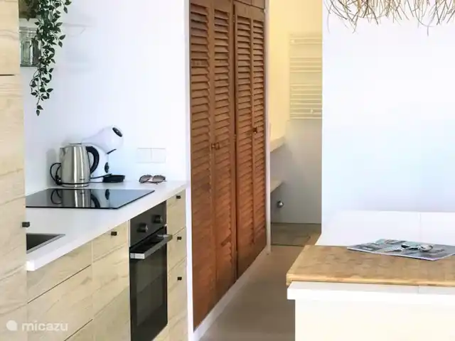Casa Zita Playa | Espagne, Ibiza, Santa Eulalia - appartement La cuisine ouverte est équipée d’un four, d’une plaque à induction, d’un grille-pain, d’une cafetière, d’un Dolce Gusto, d’une bouilloire, d’un presse-agrumes, d’un lave-vaisselle, d’un réfrigérateur avec grand compartiment congélateur et d’un lave-linge.