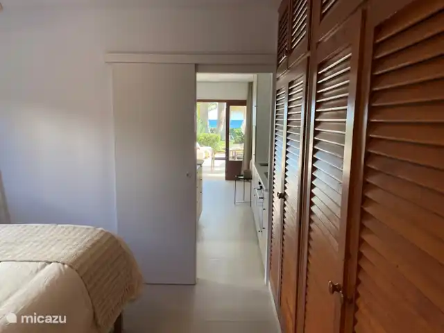 Casa Zita Playa | Espagne, Ibiza, Santa Eulalia - appartement Comme l’appartement est sur le côté, vous avez également de la lumière dans la chambre, qui dispose également d’un grand placard et d’un lit à sommier tapissier avec surmatelas.