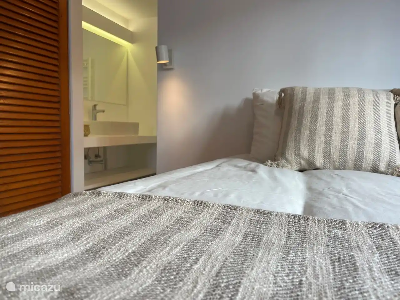 Comme l’appartement est sur le côté, vous avez également de la lumière dans la chambre, qui dispose également d’un grand placard et d’un lit à sommier tapissier avec surmatelas.