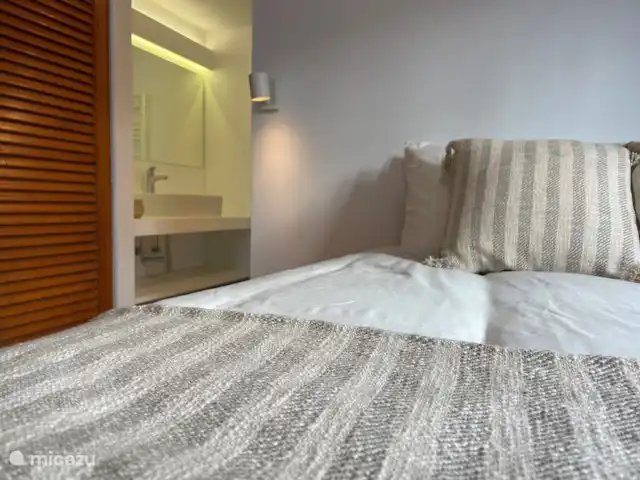 Casa Zita Playa | Espagne, Ibiza, Santa Eulalia - appartement Comme l’appartement est sur le côté, vous avez également de la lumière dans la chambre, qui dispose également d’un grand placard et d’un lit à sommier tapissier avec surmatelas.
