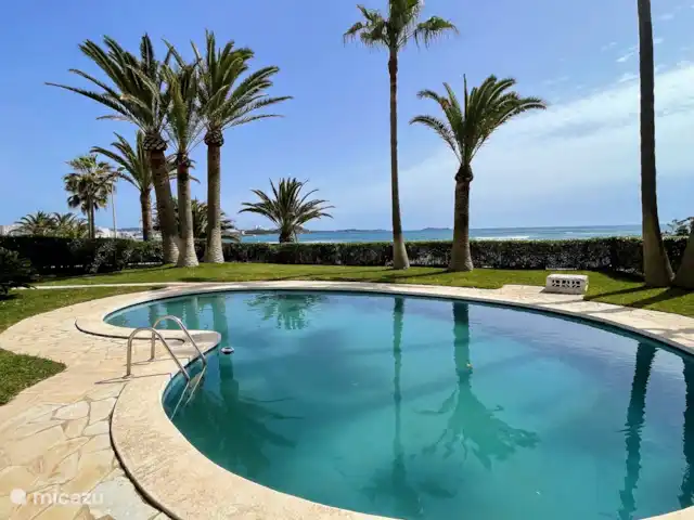 Casa Zita Playa | Espagne, Ibiza, Santa Eulalia - appartement Appartement au rez-de-chaussée avec grande terrasse privée et accès direct à la piscine.  De plus, bien sûr, une vue imprenable sur la mer !