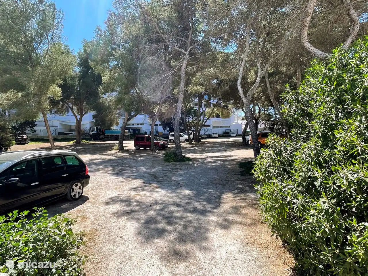 En face de l’appartement se trouve un parking gratuit.