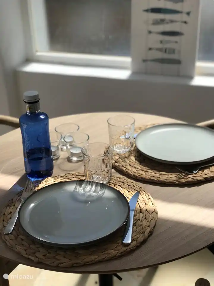 Détail de la table à manger d’extérieur. 