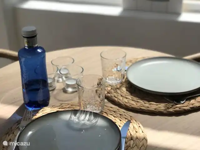 Casa Zita Playa | Espagne, Ibiza, Santa Eulalia - appartement Détail de la table à manger d’extérieur.
