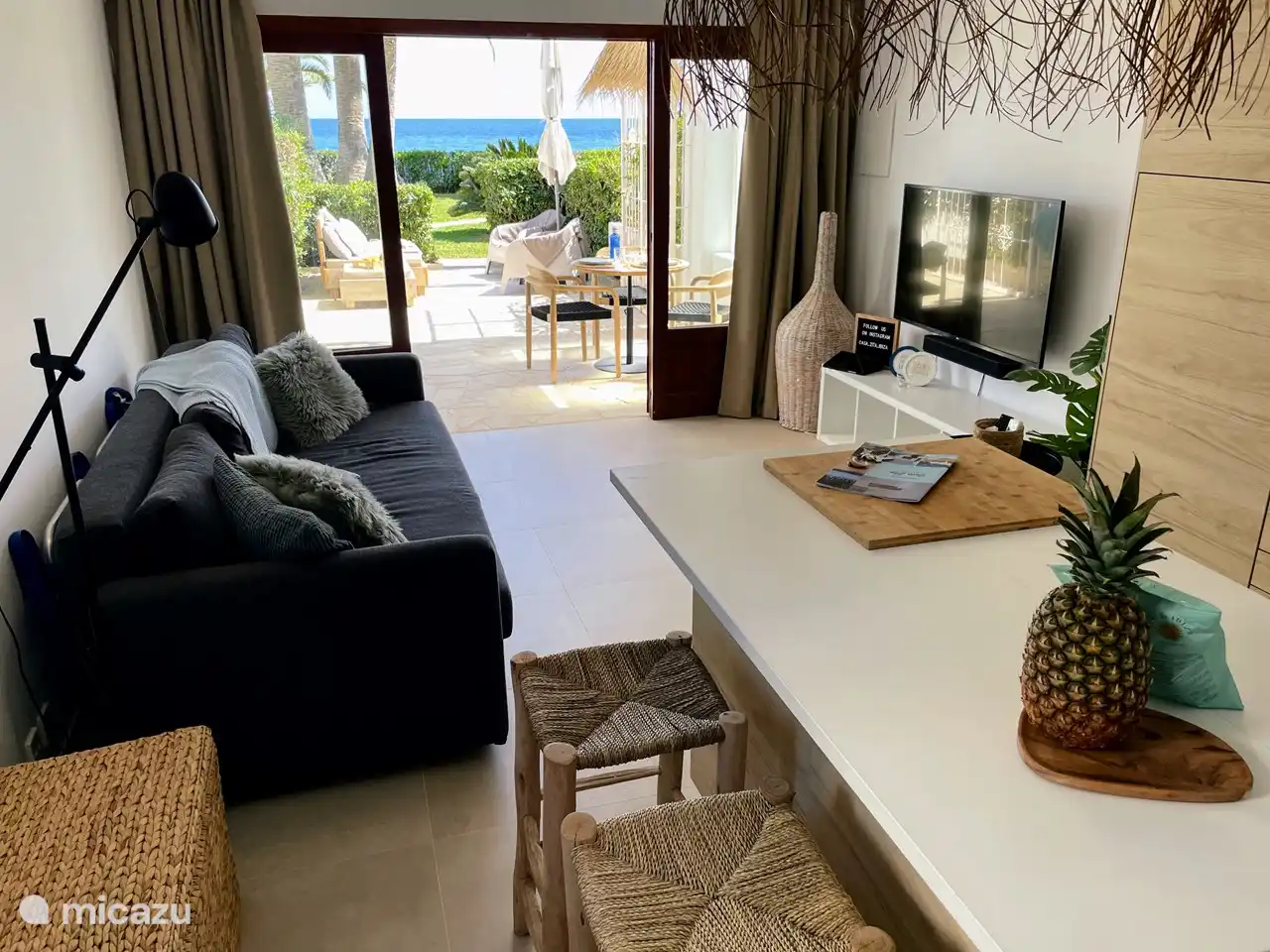 Salon avec TV (y compris Chromecast, chaînes de télévision belges, néerlandaises, anglaises, allemandes, etc., Netflix), système de musique Sonos, système d’alarme et de climatisation.