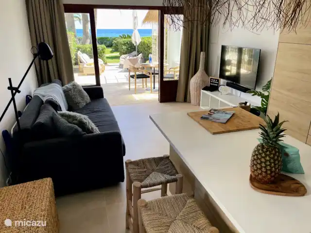 Casa Zita Playa | Espagne, Ibiza, Santa Eulalia - appartement Salon avec TV (y compris Chromecast, chaînes de télévision belges, néerlandaises, anglaises, allemandes, etc., Netflix), système de musique Sonos, système d’alarme et de climatisation.