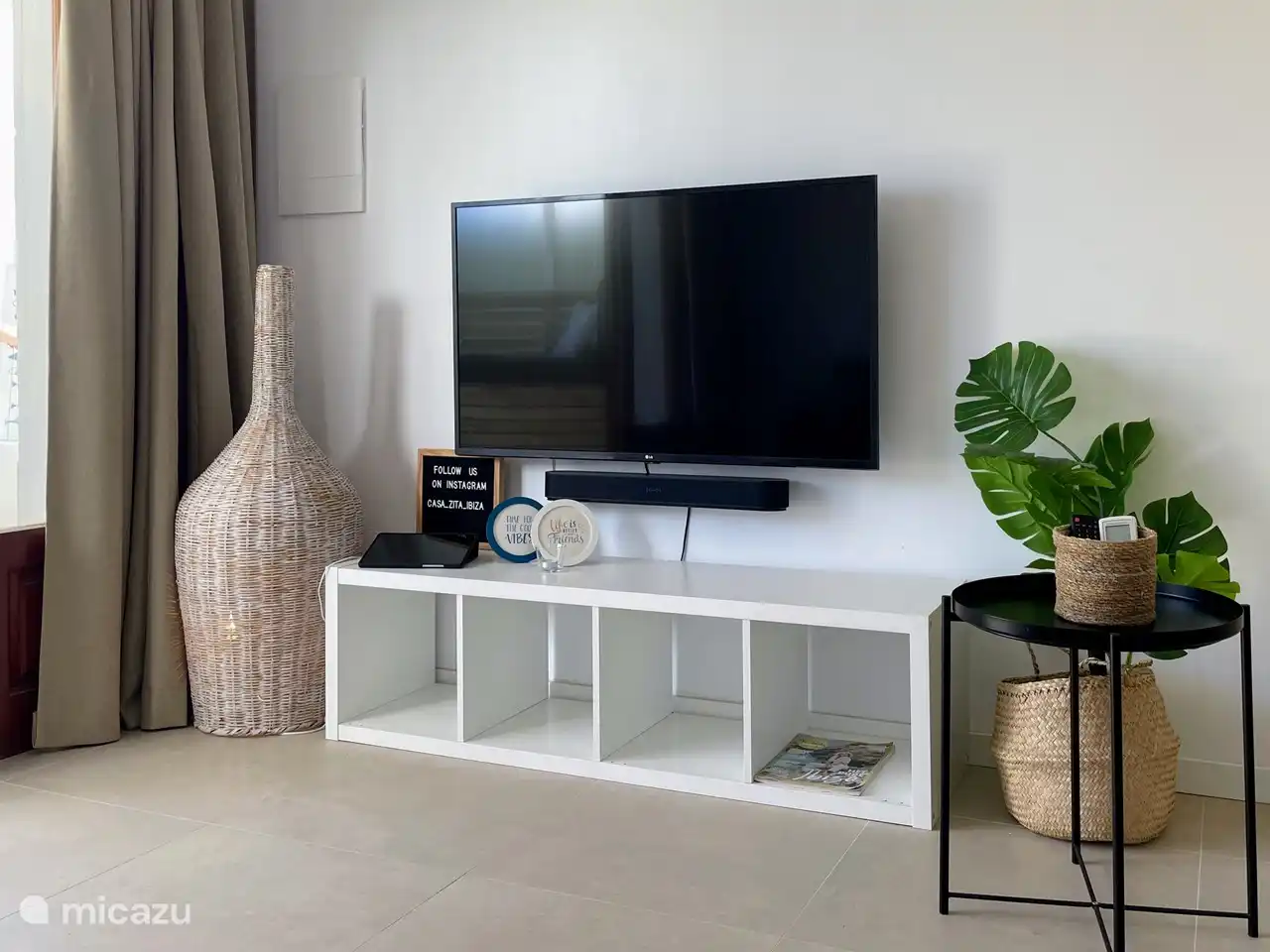 Salon avec TV (y compris Chromecast, chaînes de télévision belges, néerlandaises, anglaises, allemandes, etc., Netflix), système de musique Sonos, système d’alarme et de climatisation.
