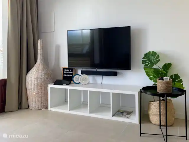 Casa Zita Playa | Espagne, Ibiza, Santa Eulalia - appartement Salon avec TV (y compris Chromecast, chaînes de télévision belges, néerlandaises, anglaises, allemandes, etc., Netflix), système de musique Sonos, système d’alarme et de climatisation.