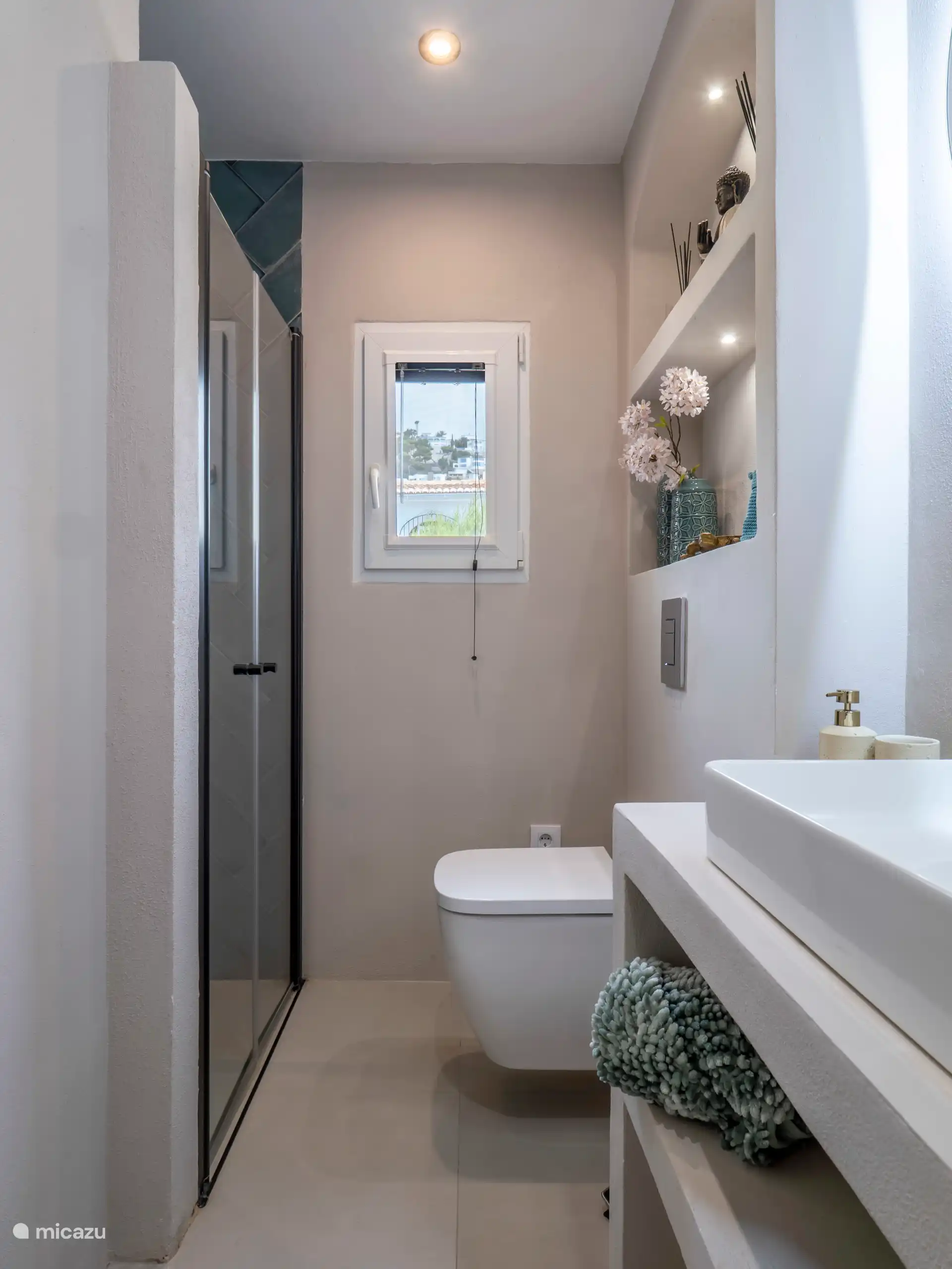 Badezimmer 1 mit begehbarer Dusche