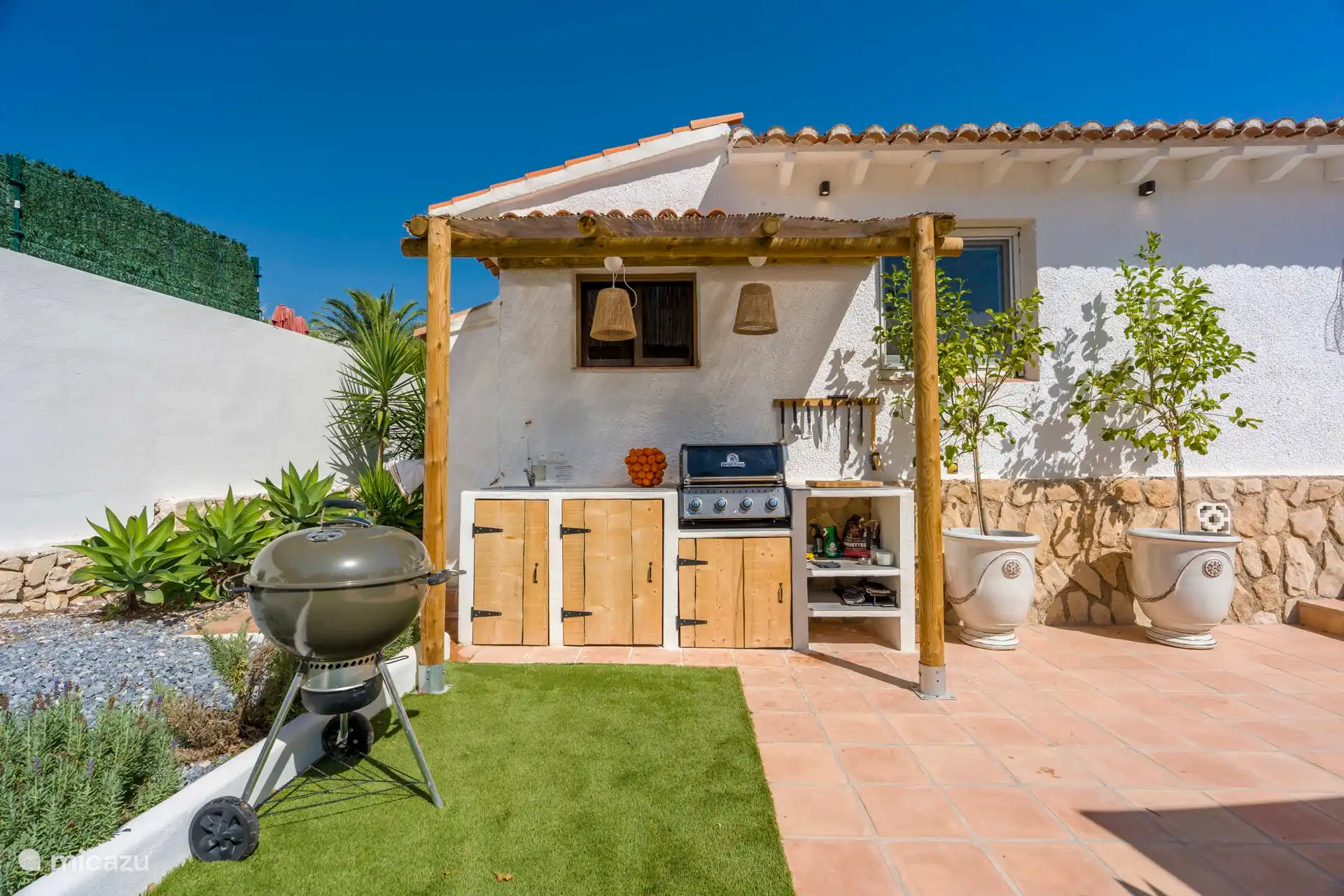 Cuisine extérieure avec barbecue pour de longues soirées douillettes