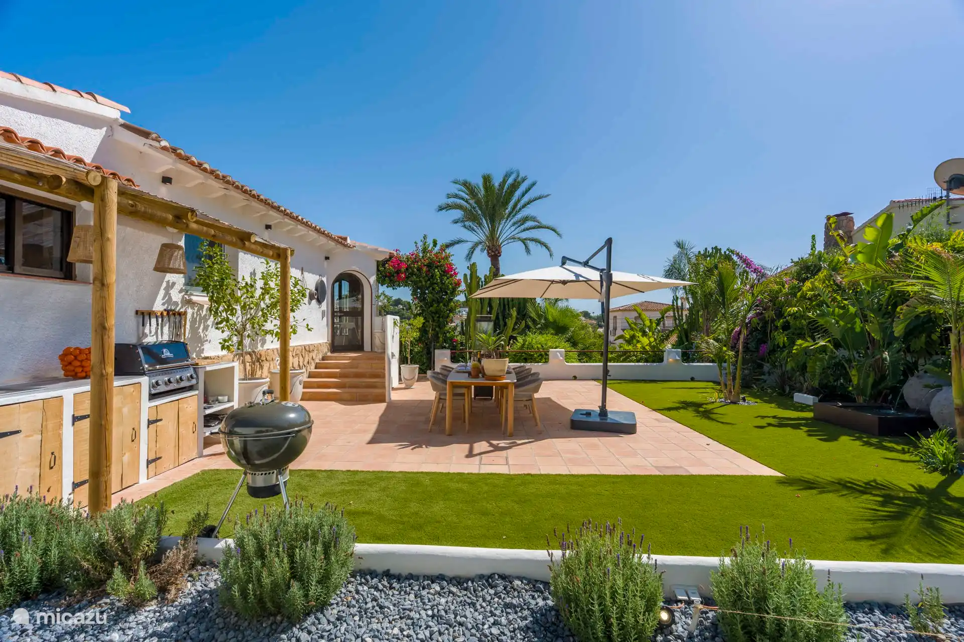 Terrasse attrayante avec un joli coin salon et une vue sur le jardin