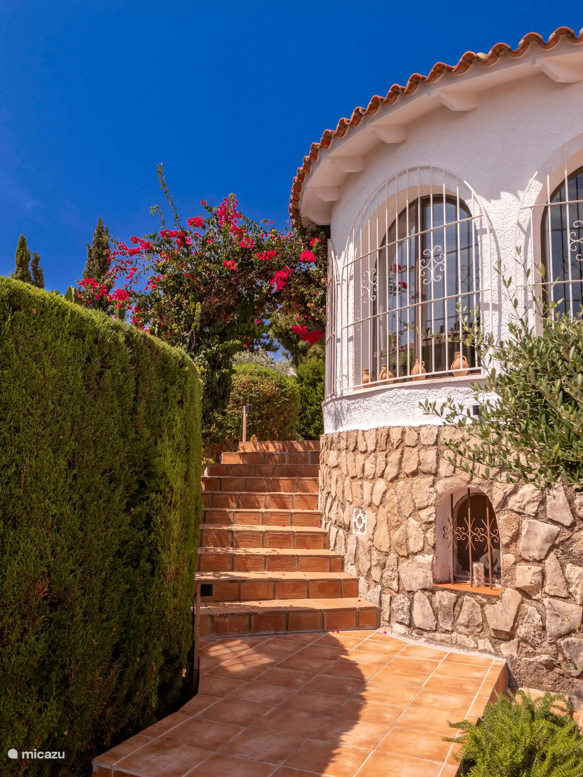 Weg zum Eingang des Hauses und Terrasse im Obergeschoss